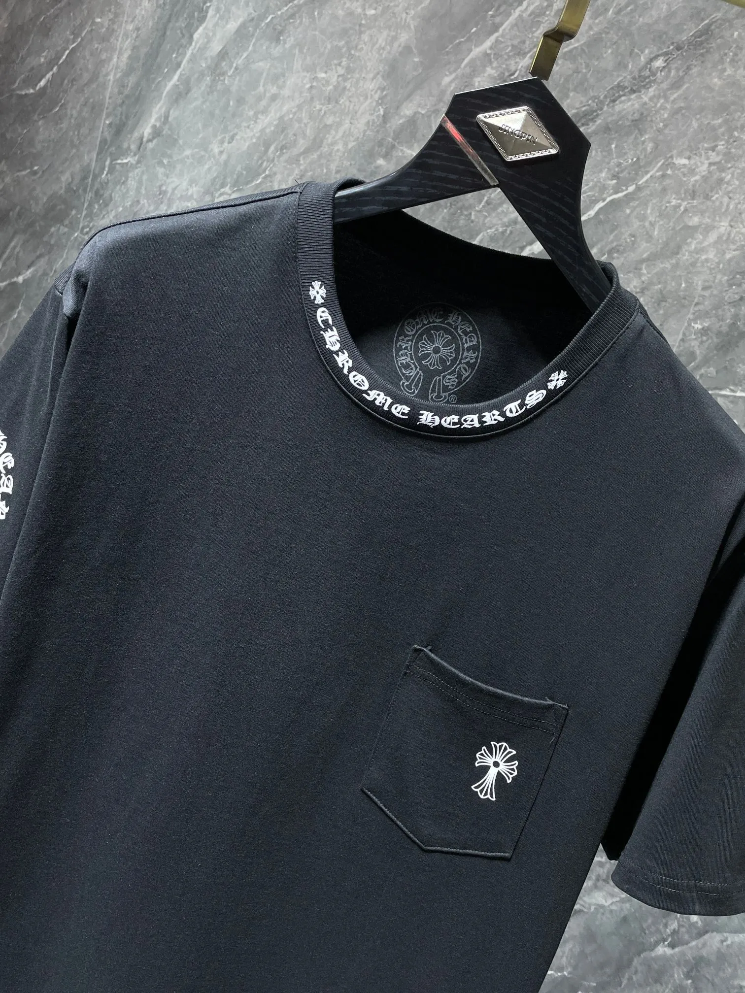 P140 New Chrome Hearts 25ss for summer. High gram weight, environmentally friendly and high-quality top-grade fabric. 260g~270g. Chrome letter collar, letter large long cross flower arm short sleeves. Imported glue printing and dyeing. Counter synchronization. 1:1 replica version. Recommended color: black white. Size: S, M, L, XL.